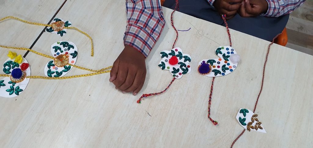 avanta team csr activity rakhi making