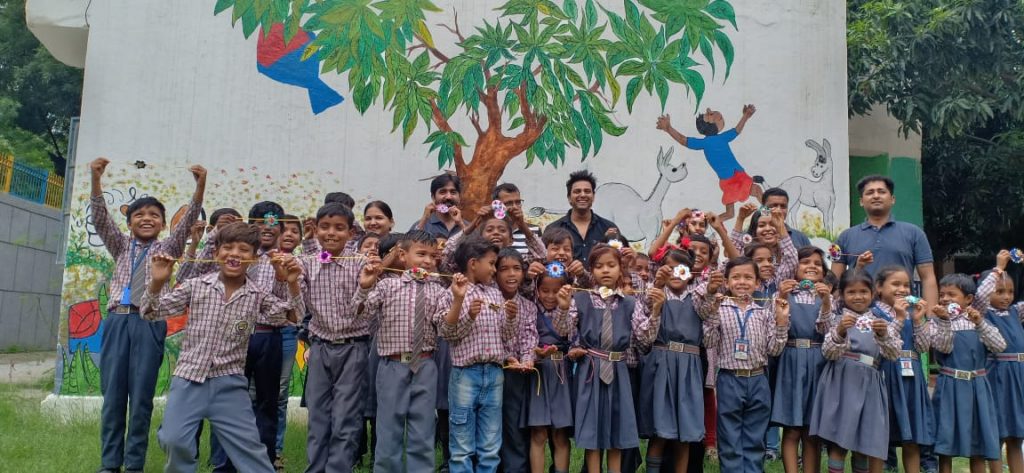 avanta team csr activity rakhi making